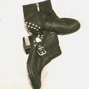 VINCE CAMUTO BLACK/GOLD STUDDED BOOTIES SZ 5.5M